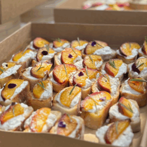 Atelier Citronnelle - mini toasts stracciatella & pêche jaune rôtie