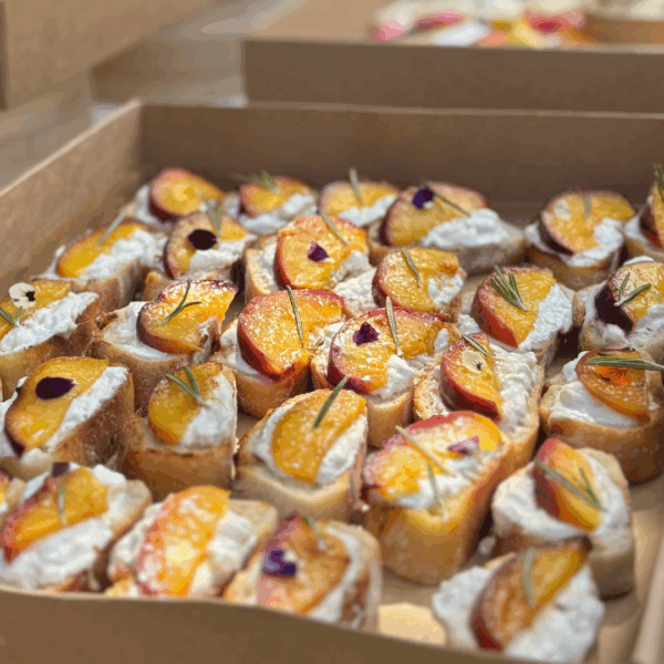 Atelier Citronnelle - mini toasts stracciatella & pêche jaune rôtie