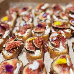 Atelier Citronnelle - Mini Toast Chèvre cendré, confit d'oignons & figue