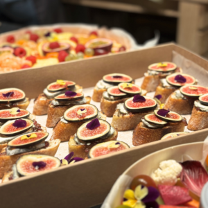 Mini toast figue & chèvre cendré - Atelier Citronnelle