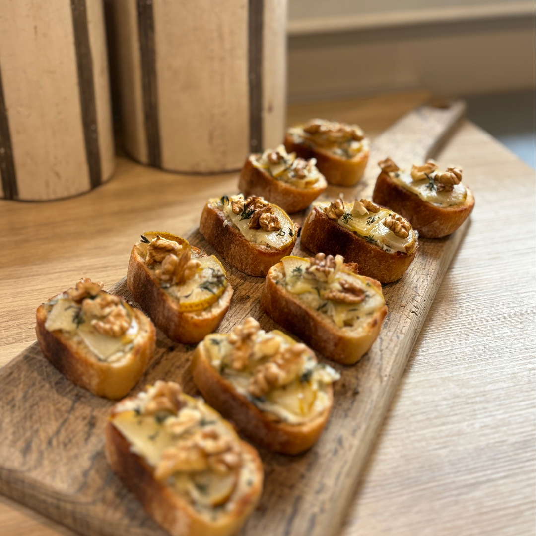 Mini toast gorgonzola, poire rôtie & noix - Atelier Citronnelle